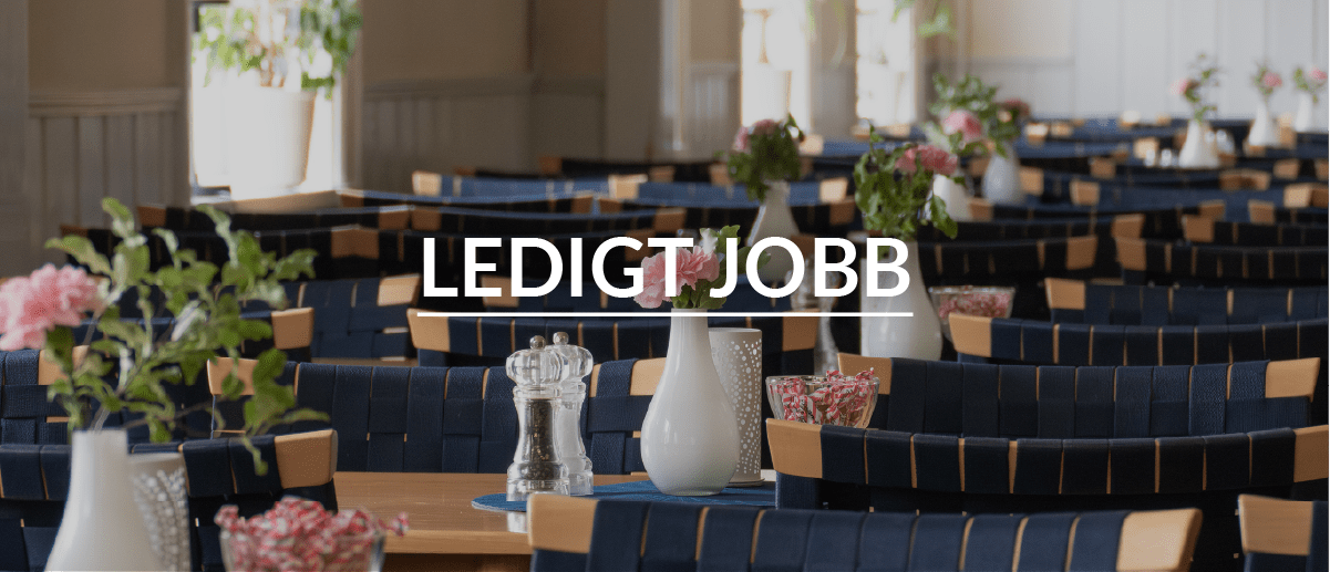 Bild från restaurangens matsal. Text ovanpå bilden som säger "Ledigt jobb".